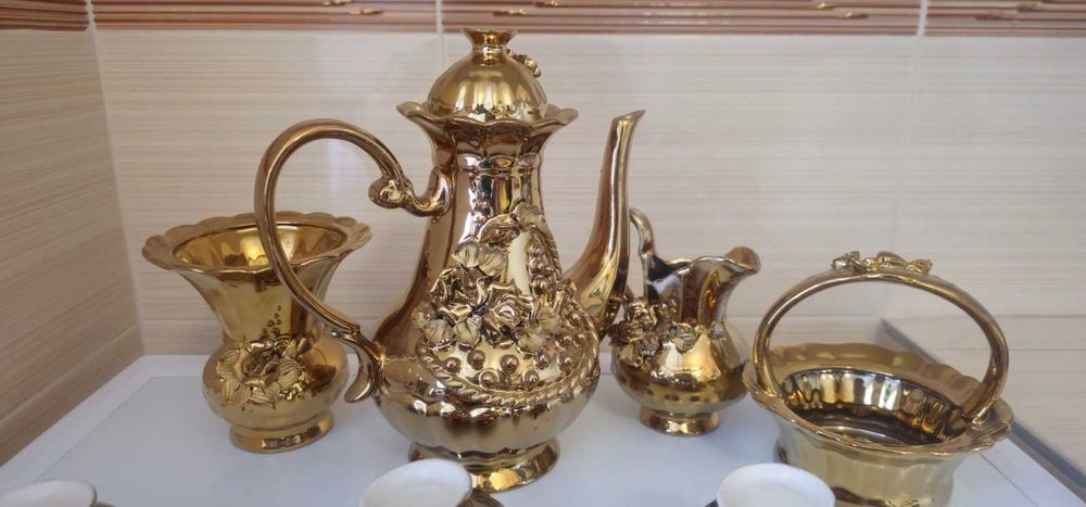 Позлатен порцеланов сервиз