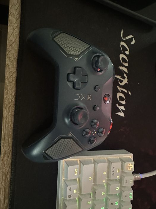 Xbox one cu doua manete si 7 jocuri
