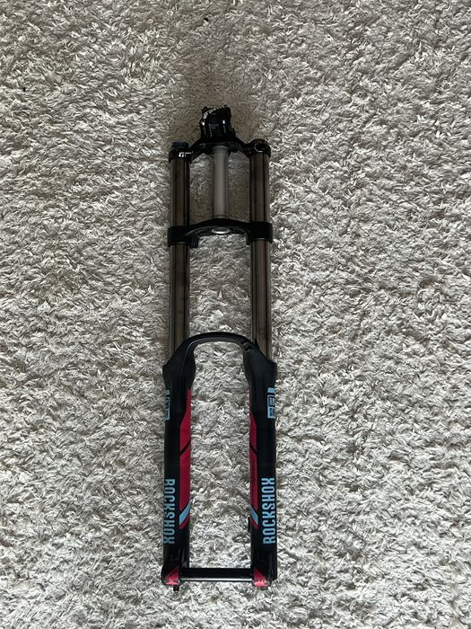 Furca rockshox domain RC + pipa gravity