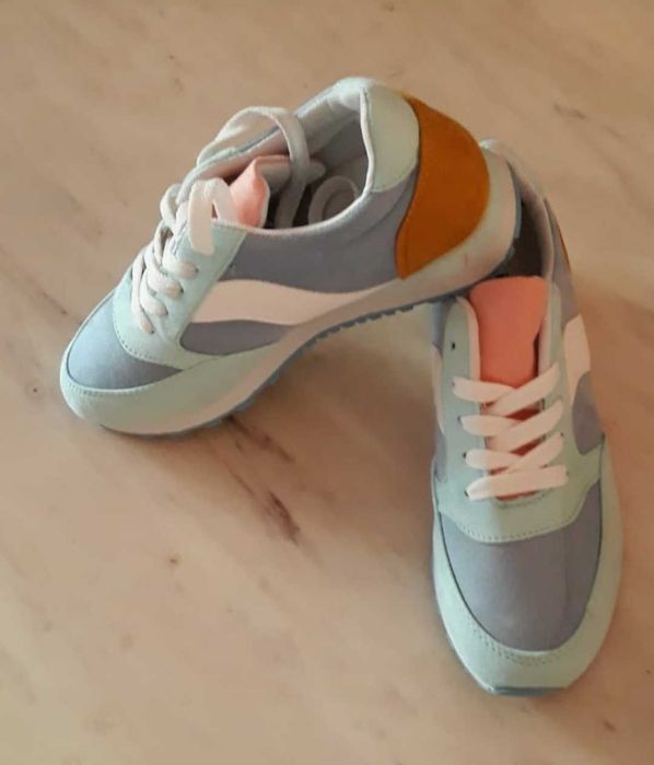 Спортни обувки.  Велур. 38 номер