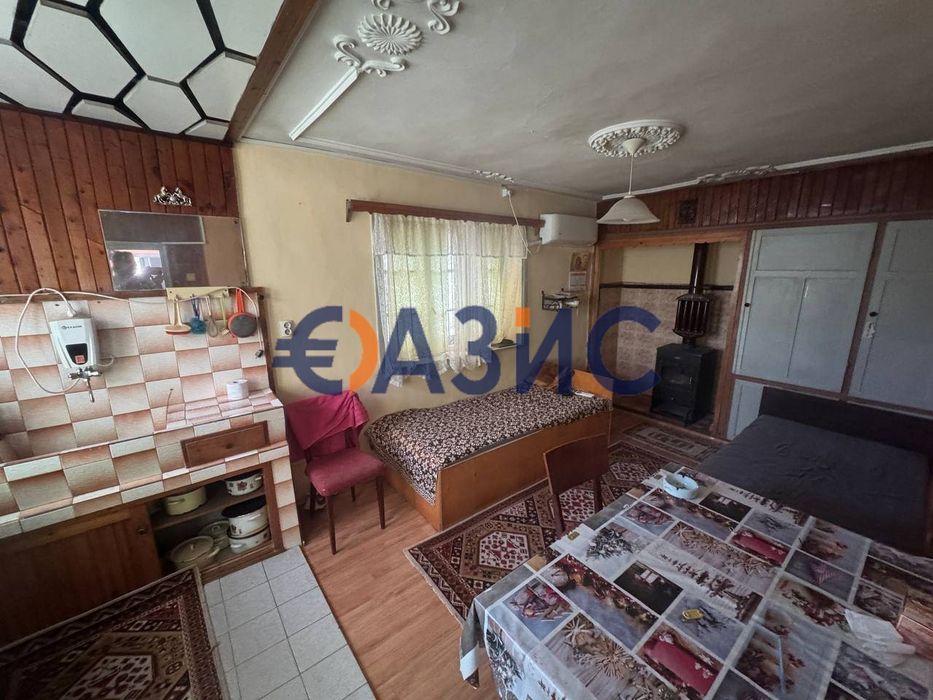 Двуетажна къща в с. Гълъбец на парцел 730 кв м, Общ. Поморие, обл. Бургас,#33872284