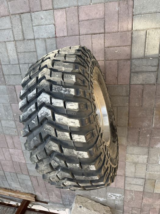 Диск с резиной от внедорожника