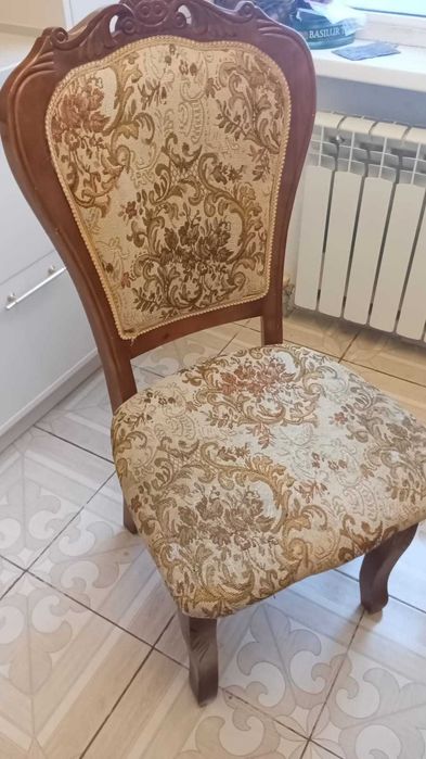 Продам стол со стульями в идеальном состоянии. Дерево