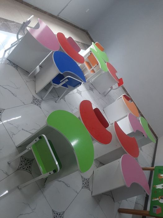 Кичик ёшдаги укувчилар парталари сотилади