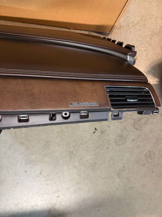 Plansa bord audi a8