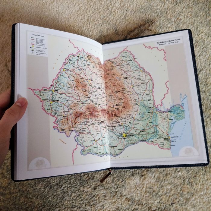 Agendă nouă (fără an) cu hartă și calendar