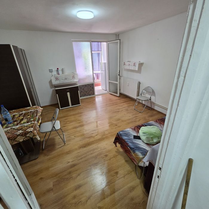 Închiriez garsoniera