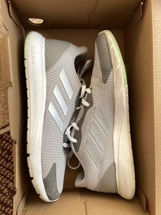 Продам женские кроссовки