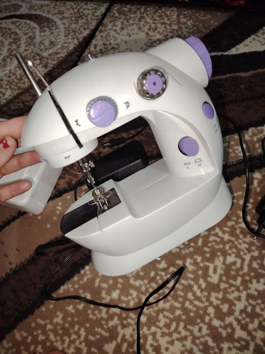 Mini tikuv mashinasi. Faqat naxtga beriladi