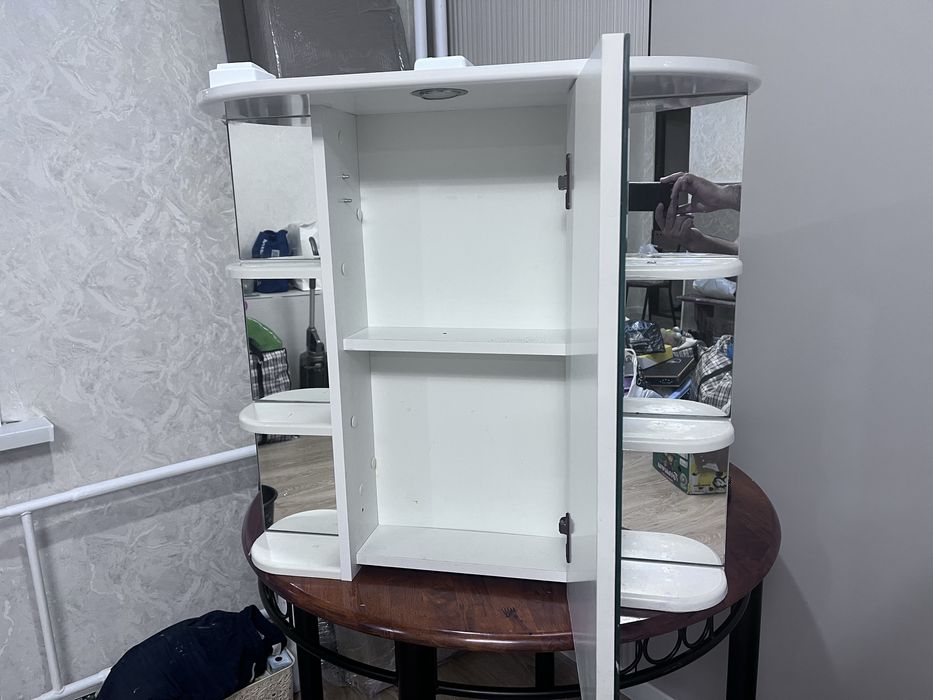 Зеркало с полочками для ванных