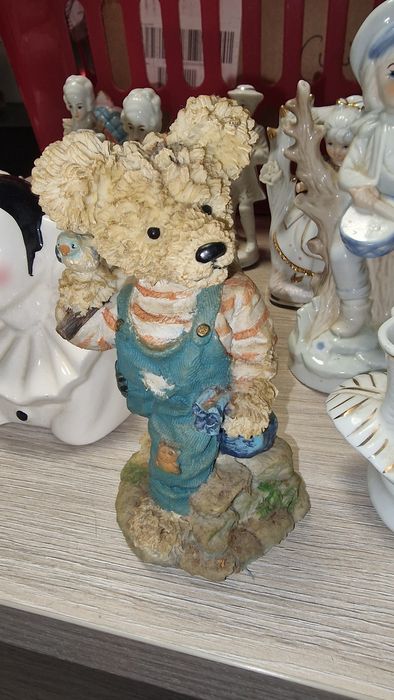 Bibelouri portelan la gramada