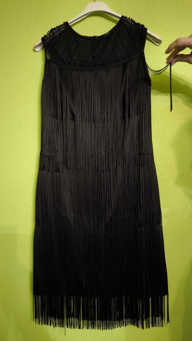 Vand rochie scurta, neagra, cu franjuri marimea 42