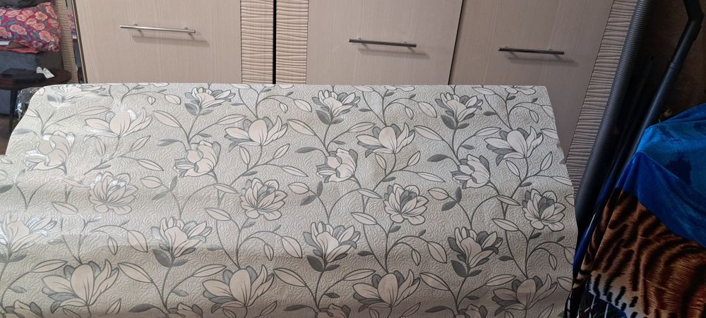 Продам обои на 18 квадратов примерно