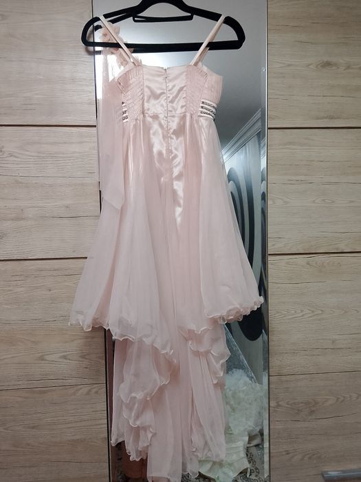 Продам вечерние платья. Разные 4 штуки.