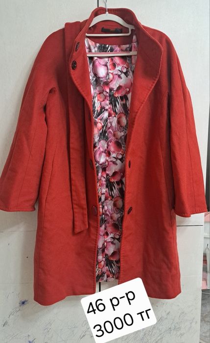 Продам пальто красное .3000тг