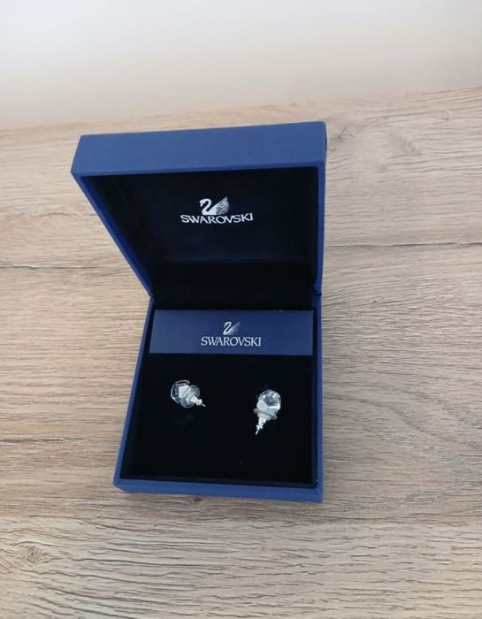 Cercei eleganți cu pietre Swarovski – rafinament și strălucire