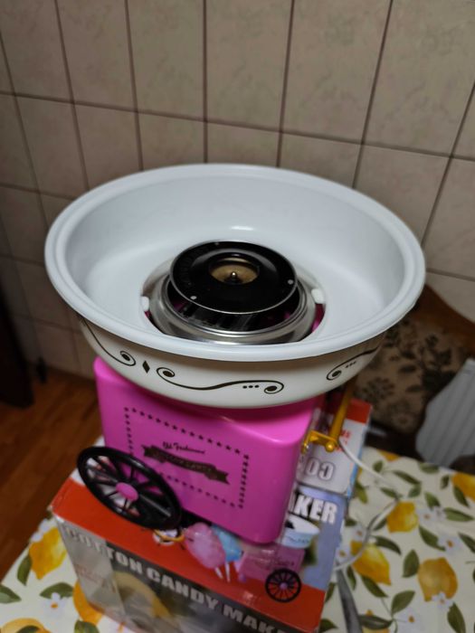 Mașină de făcut vată pe băț
