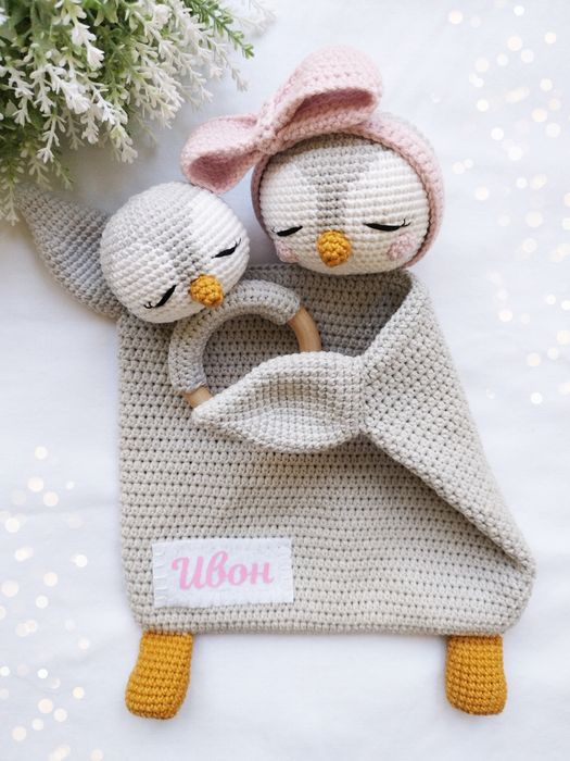 Приятелче за гушкане и плетена дрънкалка