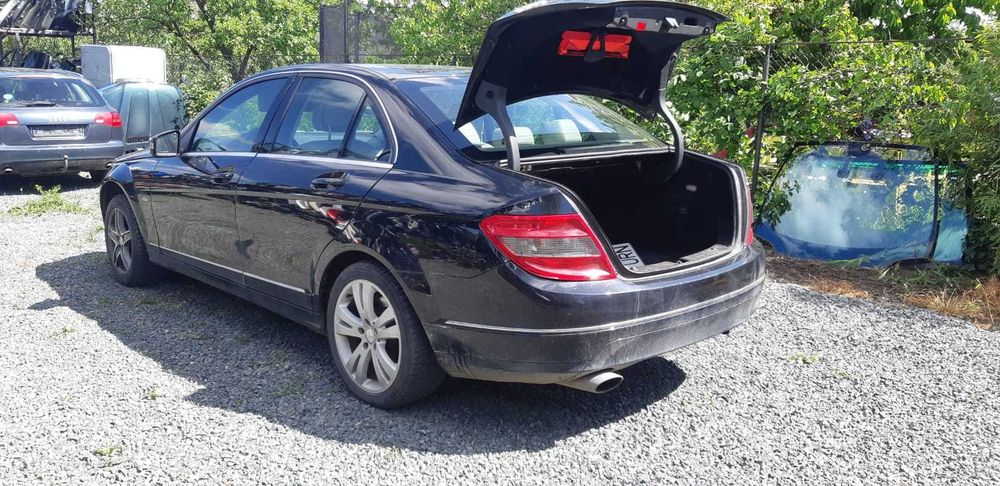 Dezmembrez Mercedes w204