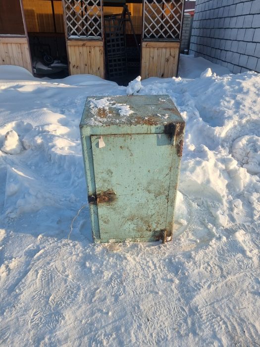 Продам сейф металлический