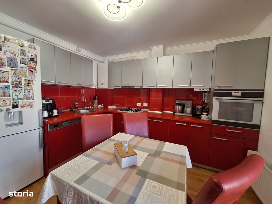 Apartament cu 3 camere, 2 terase, parcare, zona Sub Cetate