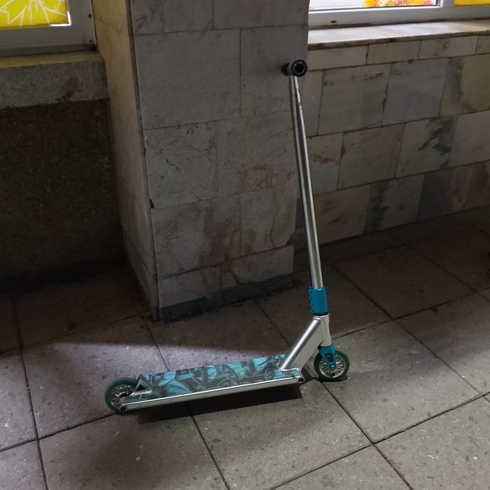 Хороший самокат яркий