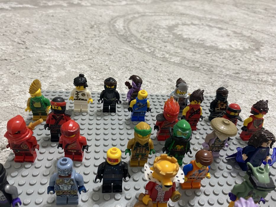 Продам лего фигурки