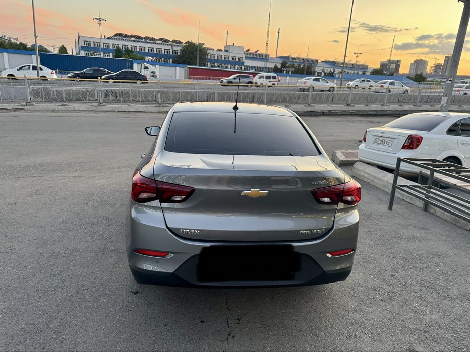ONIX premier turbo AT Plus