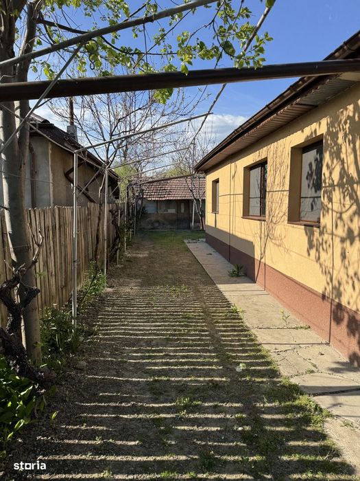 Ulmeni, Buzau, Casă cu pivniță și curte mare în mediul rural
