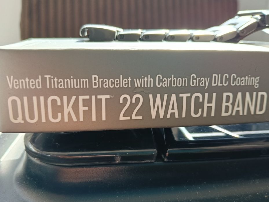 Garmin QuickFit® 22 Vented Titanium Bracelet Carbon Grey DLC