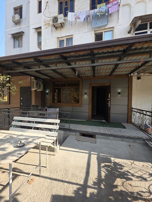 Срочно продаётся 2х комнатная квартира на 1 этаже с подвалом .6мкр,