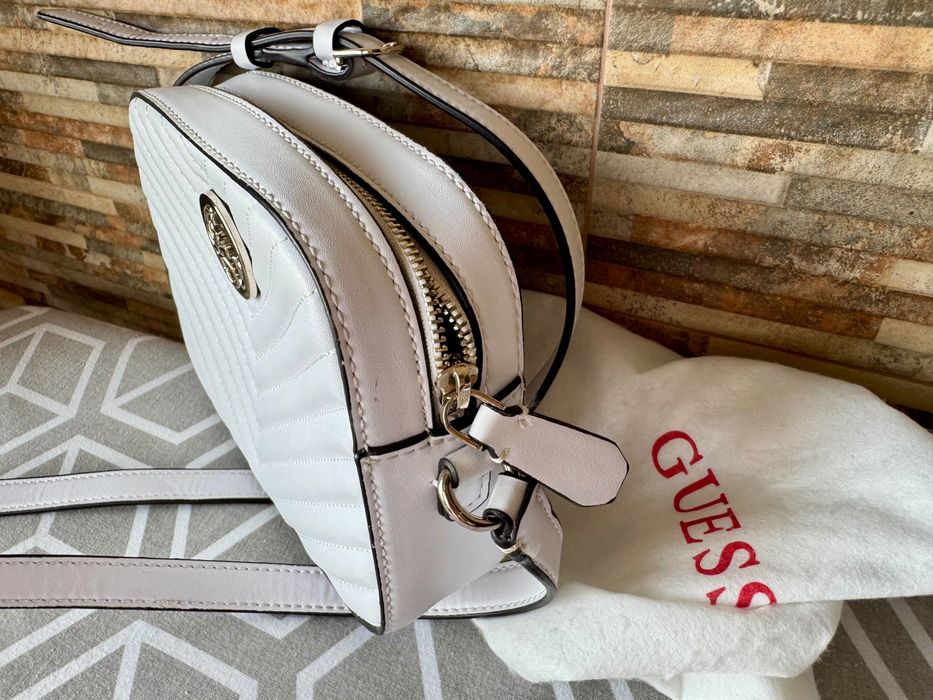 Оригинална дамска  чантичка Guess