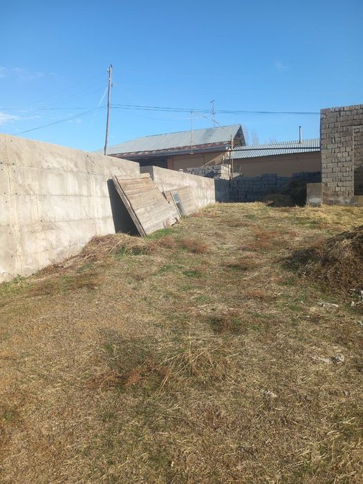 Земелний участка прадаётся 13,5 сот паркент,невич.Yer uchastka sotilad