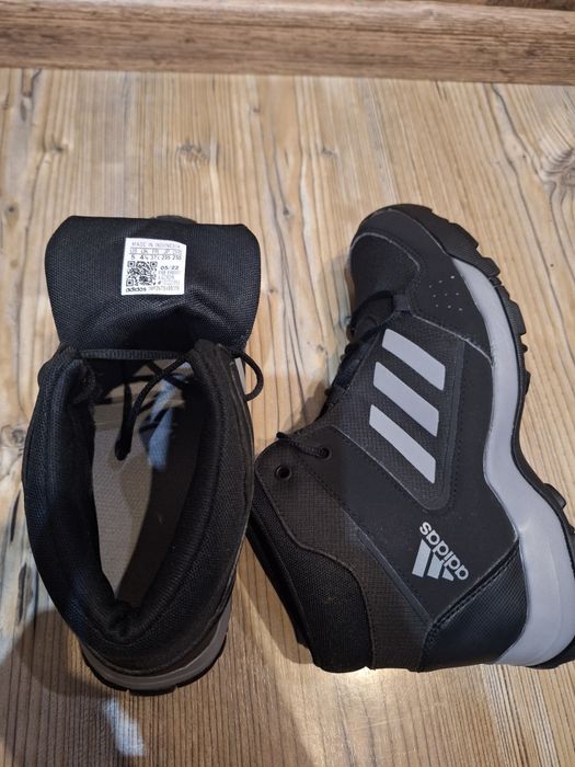 Продавам маратонки Adidas terrex 37