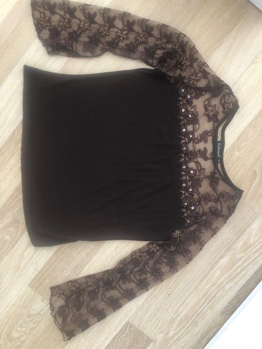 Bluze evenimente: o bluza dantela maro și o bluza neagră cu puf lebădă