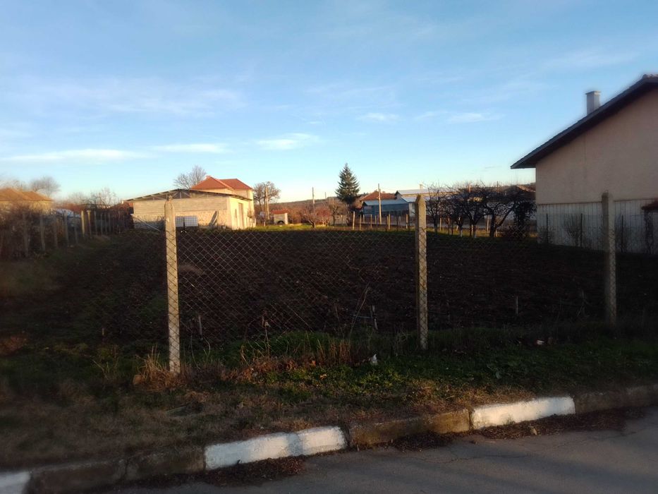 Продава се празно дворно място в гр. Лозница