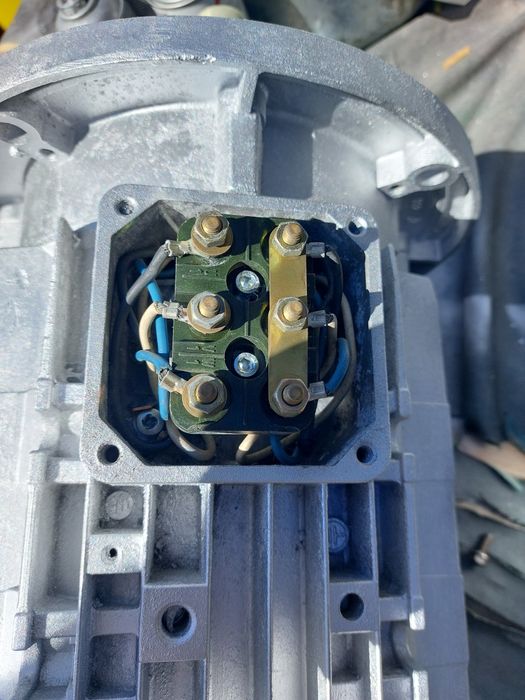 Vând motor trifazic cu flanșe de  4.5 KW  roti de 940