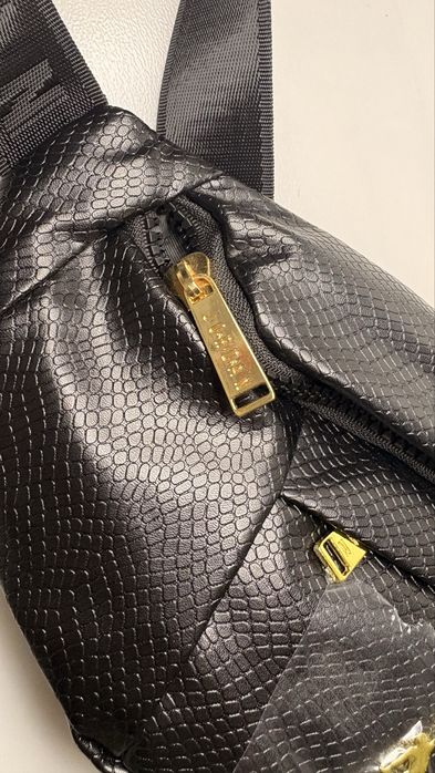 Borseta Jordan neagra cu detalii aurii.