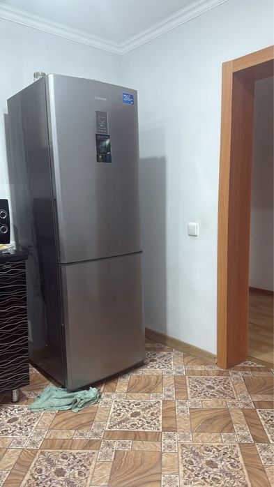 Холодильник в хорошем состояний, все рабоатет