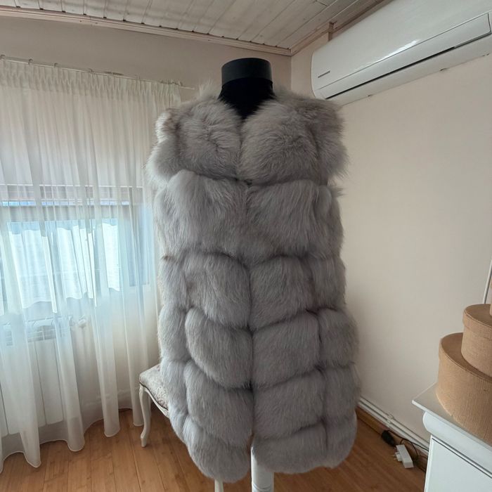 Haină de blană culoare beige și veste de blană