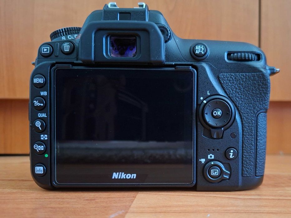 Nikon D7500 (DOAR 7383 CADRE) + obiective 18-140mm si 35mm f1.8G + filtre polarizare circulara Nikon
