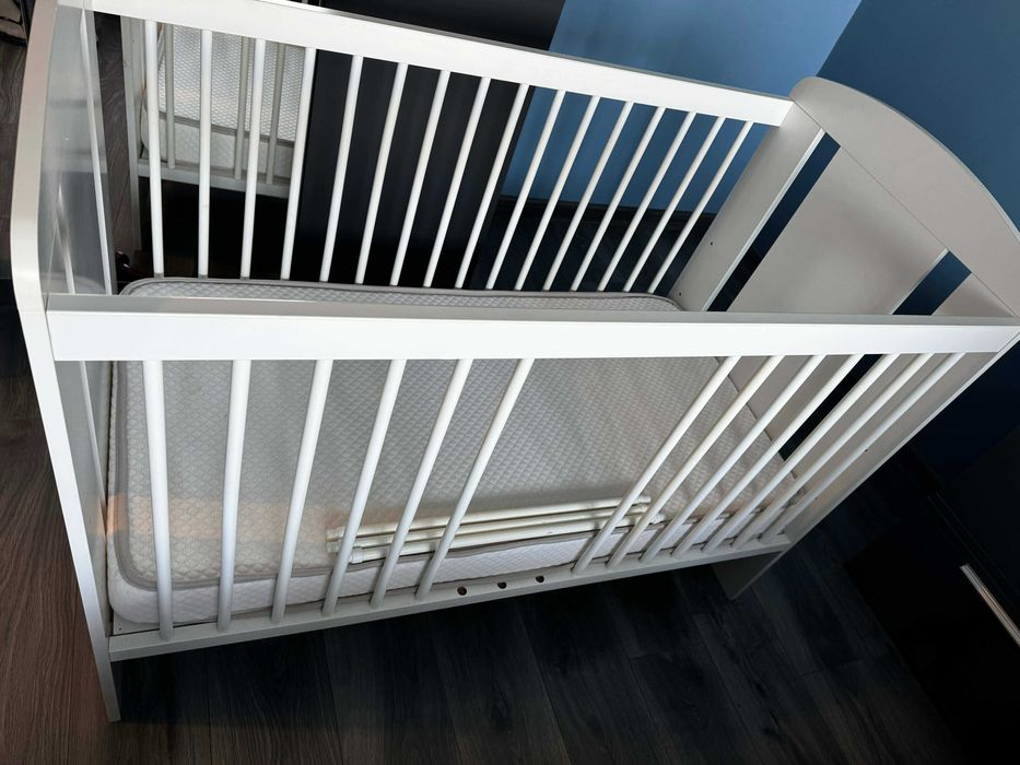 Кошара , матрак , възглавница + 2бр.обиколници и протектор .