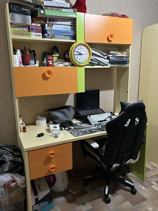 двухъярусная кровать и рабочий стол