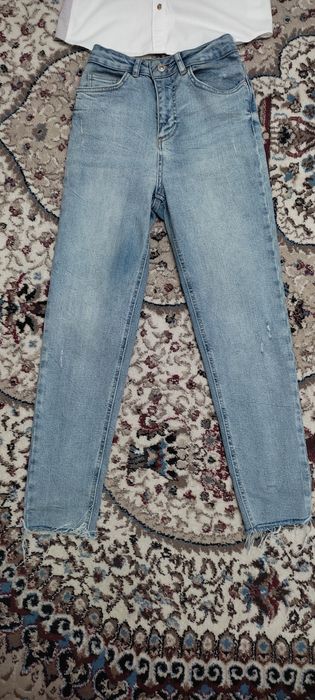 Женские джинсы и рубашка фирменные отличного качества