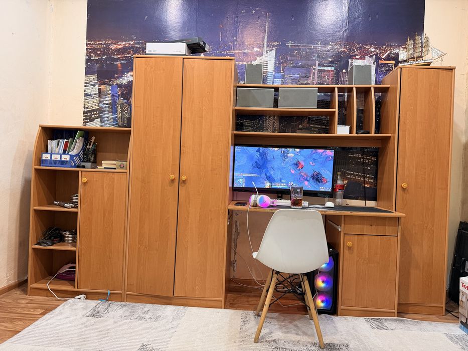 Продам стенку ,компьютерный стол,шкаф
