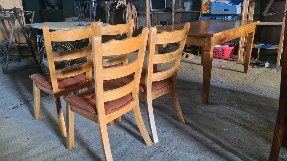 Масивни столове с дамаска