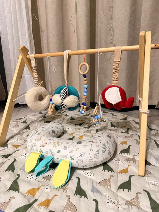 Продам стойку монтессори, коврик, игрушки, держатель для головы