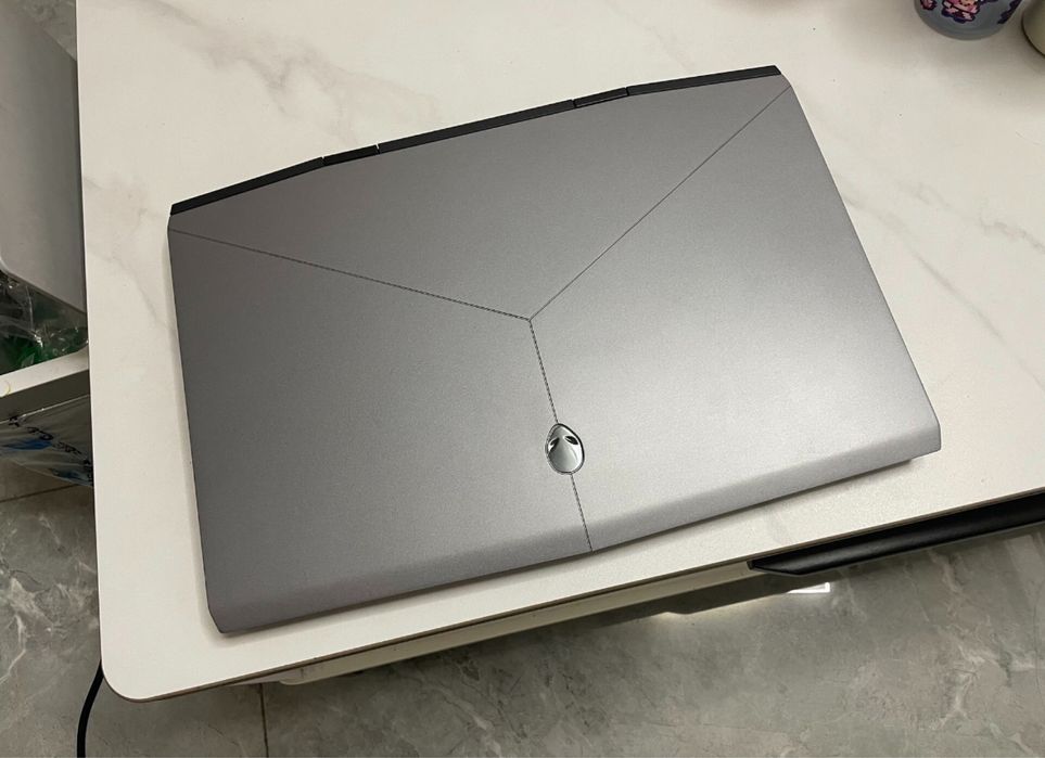 Alienware M17 R1 2019 год