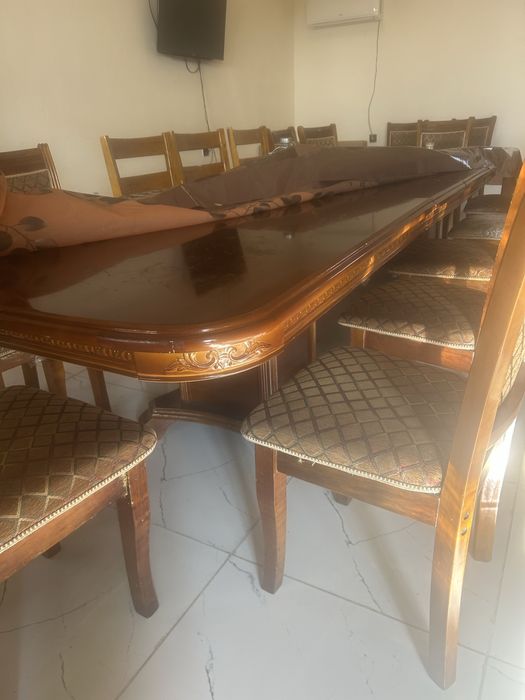 Стол и  стулья в зал