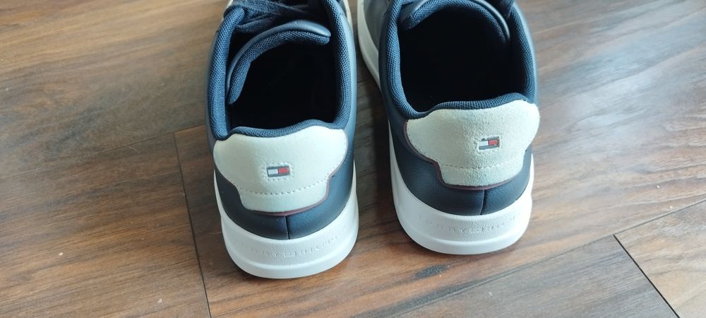 Tommy Hilfiger 44